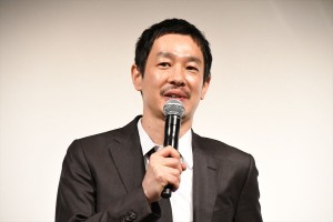 映画『旅のおわり世界のはじまり』完成披露舞台挨拶に登場した加瀬亮