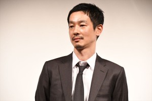 映画『旅のおわり世界のはじまり』完成披露舞台挨拶に登場した加瀬亮