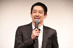 映画『旅のおわり世界のはじまり』完成披露舞台挨拶に登場した加瀬亮