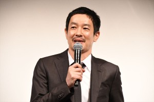 映画『旅のおわり世界のはじまり』完成披露舞台挨拶に登場した加瀬亮