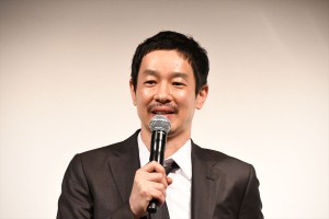 映画『旅のおわり世界のはじまり』完成披露舞台挨拶に登場した加瀬亮