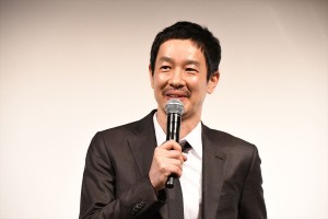映画『旅のおわり世界のはじまり』完成披露舞台挨拶に登場した加瀬亮