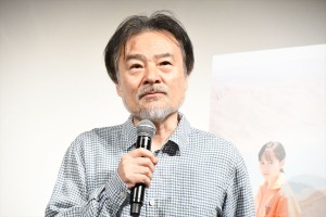 映画『旅のおわり世界のはじまり』完成披露舞台挨拶に登場した黒沢清監督