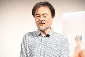 映画『旅のおわり世界のはじまり』完成披露舞台挨拶に登場した黒沢清監督