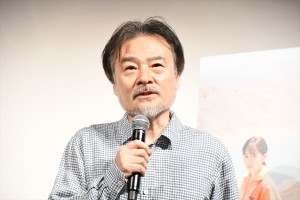 映画『旅のおわり世界のはじまり』完成披露舞台挨拶に登場した黒沢清監督