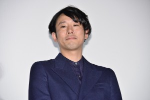 『新聞記者』完成披露上映会に登場した藤井道人監督