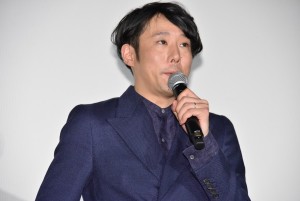 『新聞記者』完成披露上映会に登場した藤井道人監督