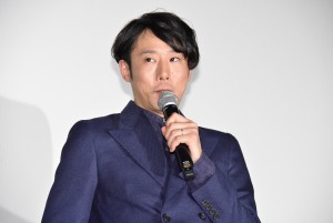 『新聞記者』完成披露上映会に登場した藤井道人監督