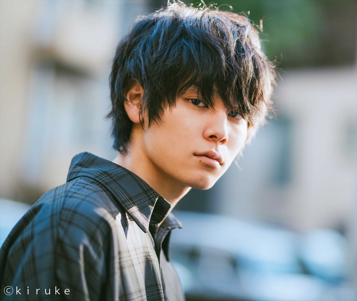 日向坂46・小坂菜緒を巨大人形が襲う！ 初主演映画『恐怖人形』で萩原利久と共演