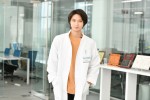【写真】白衣の磯村勇斗