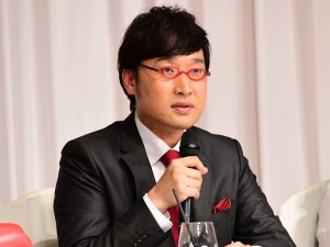 入籍発表会見に登場した山里亮太