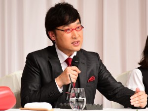 入籍発表会見に登場した山里亮太