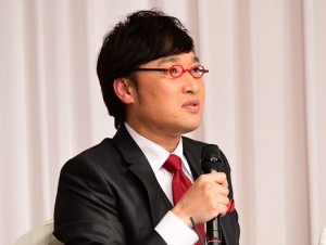 入籍発表会見に登場した山里亮太