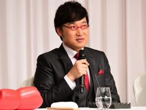 入籍発表会見に登場した山里亮太