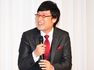 入籍発表会見に登場した山里亮太