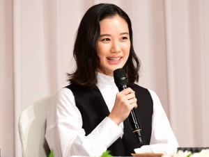 入籍発表会見に登場した蒼井優