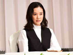 入籍発表会見に登場した蒼井優