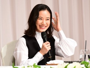 入籍発表会見に登場した蒼井優