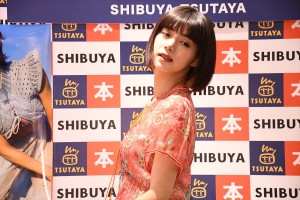 池田エライザ、ファースト写真集『pinturita』刊行記念握手会に登場