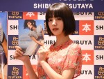 池田エライザ、ファースト写真集『pinturita』刊行記念握手会に登場