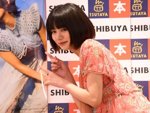 池田エライザ、ファースト写真集『pinturita』刊行記念握手会に登場