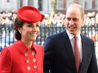 今年のエリザベス女王の誕生祝賀パレード「トゥルーピング・ザ・カラー」にはルイ王子も出席（写真は両親のキャサリン妃とウィリアム王子）
