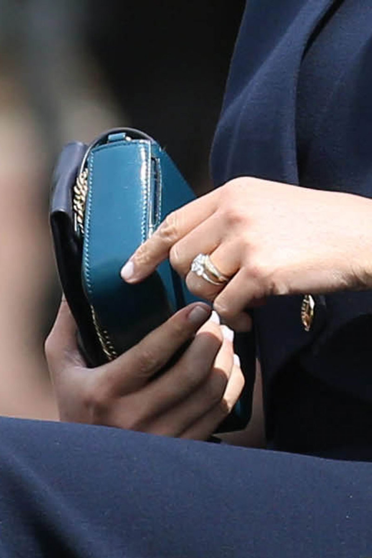 メーガン妃、新しい指輪はヘンリー王子からのアニバーサリー・ギフト