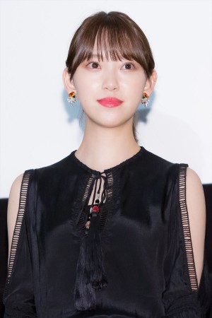 映画『ホットギミック ガールミーツボーイ』完成披露舞台挨拶に登場した堀未央奈