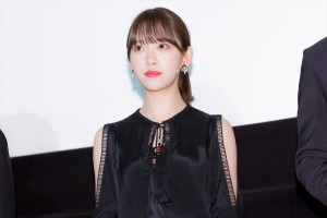 映画『ホットギミック ガールミーツボーイ』完成披露舞台挨拶に登場した堀未央奈