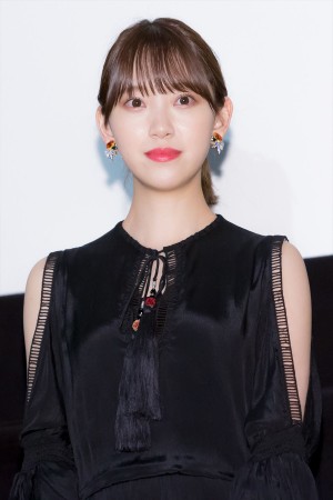 映画『ホットギミック ガールミーツボーイ』完成披露舞台挨拶に登場した堀未央奈