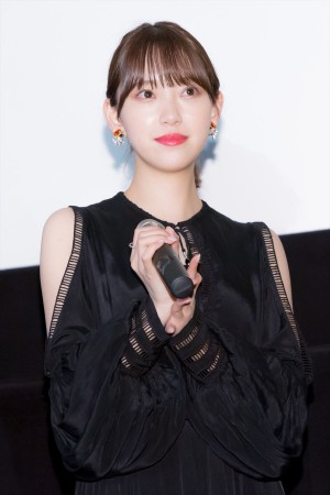 映画『ホットギミック ガールミーツボーイ』完成披露舞台挨拶に登場した堀未央奈