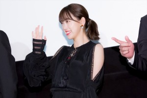 映画『ホットギミック ガールミーツボーイ』完成披露舞台挨拶に登場した堀未央奈