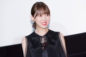 映画『ホットギミック ガールミーツボーイ』完成披露舞台挨拶に登場した堀未央奈