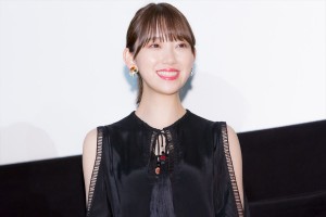 映画『ホットギミック ガールミーツボーイ』完成披露舞台挨拶に登場した堀未央奈