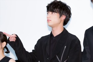 映画『ホットギミック ガールミーツボーイ』完成披露舞台挨拶に登場した板垣瑞生