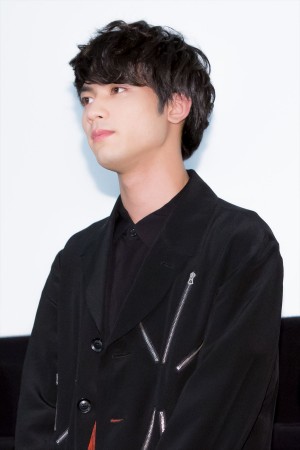 映画『ホットギミック ガールミーツボーイ』完成披露舞台挨拶に登場した板垣瑞生