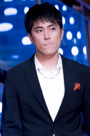 映画『ホットギミック ガールミーツボーイ』完成披露舞台挨拶に登場した間宮祥太朗