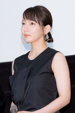 映画『ホットギミック ガールミーツボーイ』完成披露舞台挨拶に登場した吉岡里帆