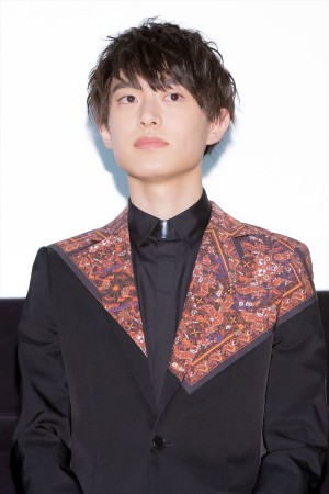 映画『ホットギミック ガールミーツボーイ』完成披露舞台挨拶に登場した上村海成