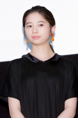 映画『ホットギミック ガールミーツボーイ』完成披露舞台挨拶に登場した桜田ひより