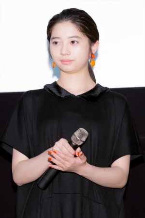 映画『ホットギミック ガールミーツボーイ』完成披露舞台挨拶に登場した桜田ひより