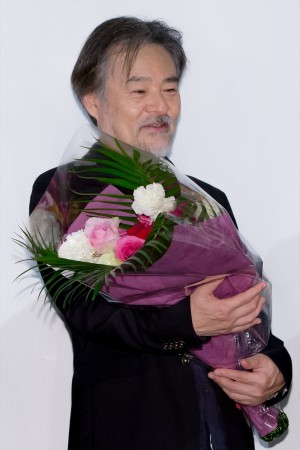 『旅のおわり世界のはじまり』公開記念舞台挨拶に出席した黒沢清監督