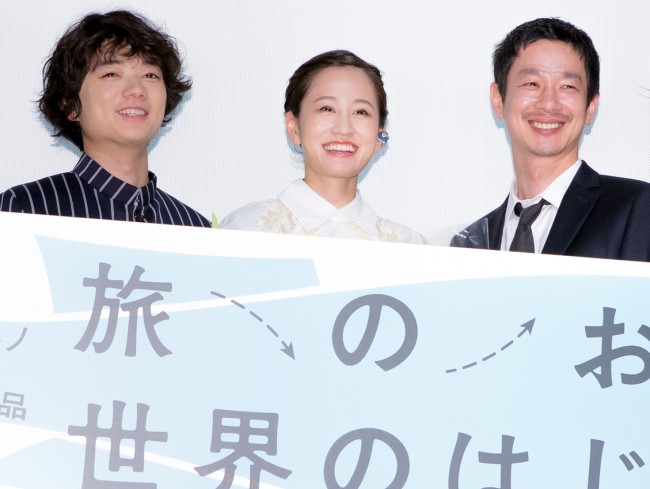 『旅のおわり世界のはじまり』公開記念舞台挨拶に出席した染谷将太、前田敦子、加瀬亮