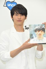 1st写真集『鼓動』発売記念取材会を行った岡田健史