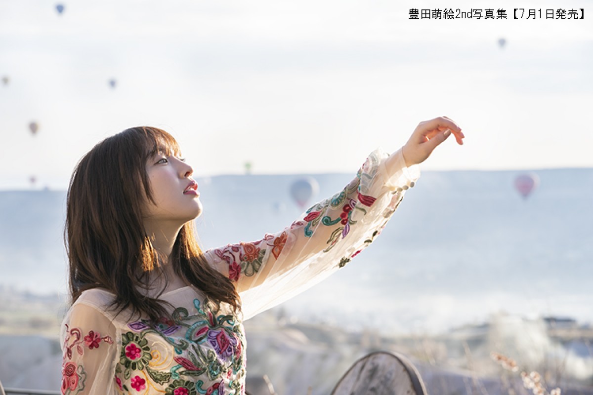 声優・豊田萌絵、ランジェリー姿で見つめられドキっ！ 2nd写真集の表紙解禁