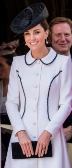 キャサリン妃、ダイアナ元妃を思わせる白のコートドレスでガーター勲章授与式に出席