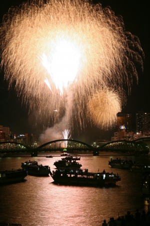 約98万人が楽しむ東京一の規模を誇る＜隅田川花火大会＞（写真は2018年開催の模様）