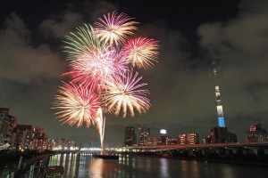 約98万人が楽しむ東京一の規模を誇る＜隅田川花火大会＞（写真は2018年開催の模様）