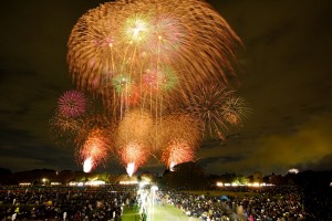 今年で61回目を迎える立川の夏の風物詩＜国営昭和記念公園花火大会＞（写真は2018年開催の模様）