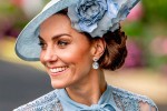 【写真】キャサリン妃の華麗な水色レースのアンサンブル姿が美しい